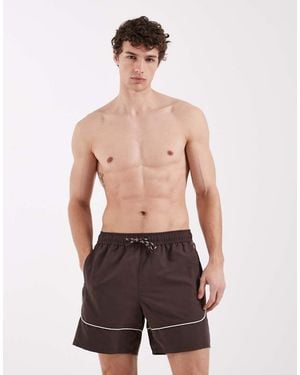 ASOS Pantaloncini Da Bagno Taglio Medio Marroni Con Profili Bianchi A Contrasto - Marrone