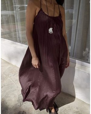 NA-KD Kleid mit raffungen, volumen und trägern - Braun