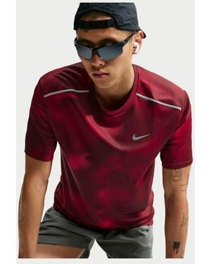 Nike M Nk Df Uv Miler Aop Ss Dri-fit Short-sleeve Running Top - Red