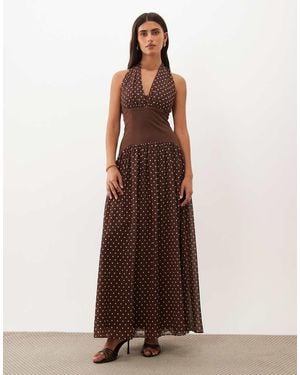 TFNC London Vestido Maxi Halter De Gasa Con Cintura En Contraste Y Lunares-Marrón