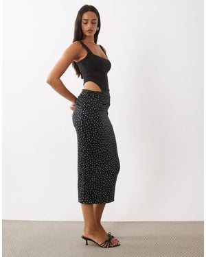 Oh Polly Modal-midikleid mit eckigem ausschnitt, drapiertem oberteil und rockdetail - Weiß