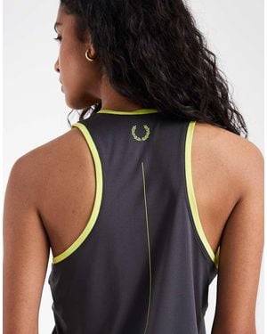 Fred Perry Top Gris Carbón Sin Mangas De Estilo Tenista Con Logo En El Centro De - Negro