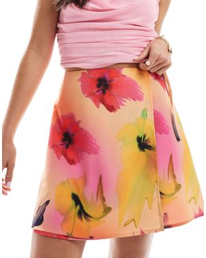 Monki – mini-wickelrock mit seitlicher schnürung und em hibiskusmuster - Mehrfarbig