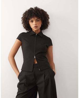 Weekday Top Negro Con Raya Diplomática, Mangas De Casquillo Y Cremallera De