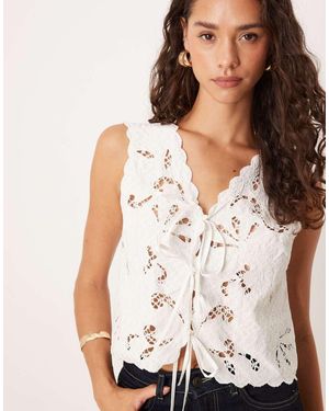 Y.A.S Top Blanco Sin Mangas Con Bordados Y Lazada Delantera De