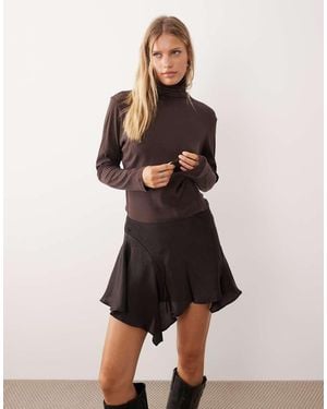 Monki Crinkle Satin Flippy Mini Skirt - Natural
