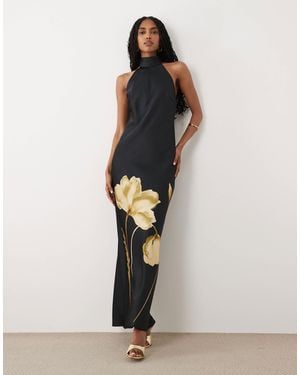 Pretty Lavish – kiara – neckholder-maxikleid aus satin - Braun