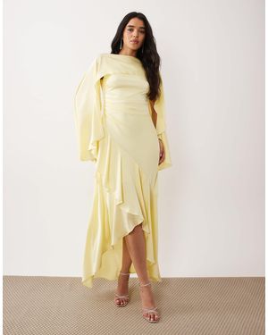 TFNC London L'invitée - robe longue en satin avec haut effet cape et jupe portefeuille - beurre - Neutre