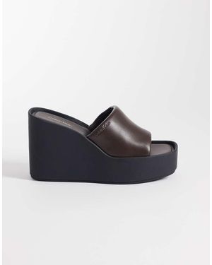 Calvin Klein Sandalias Marrones Estilo Mules Con Cuña De Cuero De Jeans - Azul