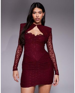 Ruched & Ready Vestido Corto Rojo Moldeador Con Abertura En El Pecho, Escote Corazón Y Hombreras Extraíbles De Encaje De