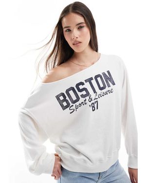 Hollister Sudadera Blanca Con Estampado Gráfico "Boston" Y Escote Bardot De - Blanco