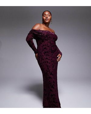 Tfnc Plus Vestido Largo De Manga Larga Con Escote Bardot De Devoré De Terciopelo De -Rojo - Morado