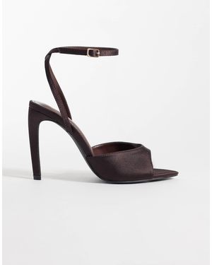 Public Desire Public desire sandales à talons wide fit à bout ouvert en satin chocolat - Blanc