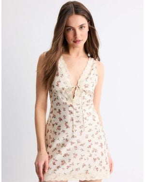 Stradivarius – kurzes kleid aus satinspitze - Weiß