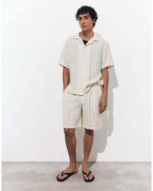 Pull&Bear – gestreifte jogging-bermudashorts - Weiß