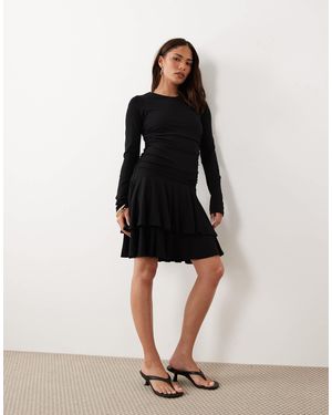 Nobody's Child Petite Yuki - robe courte froncée à taille basse et encolure ronde - Noir