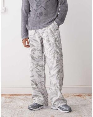 Weekday Pantaloni Oversize Cargo Sporco Con Stampa - Grigio