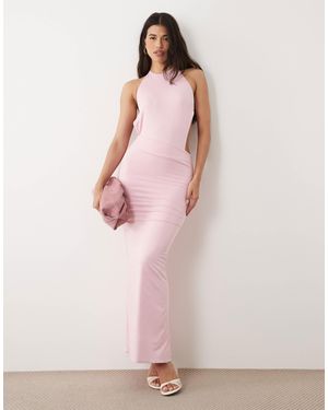 Aria Cove Maxikleid mit doppelter lage, hohem kragen und rückenausschnitt - Pink