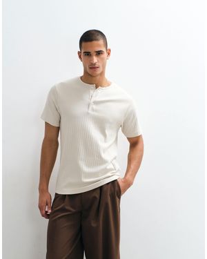 ASOS T-shirt coupe classique en tissu nervuré épais à col boutonné - beige - Blanc
