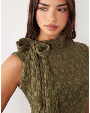 ASOS Doorschijnende Kanten Top Met Asymmetrische Zoom En Strikband Bij De Hals - Groen