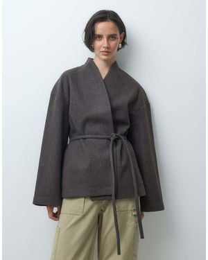 Aware Chaqueta Corta Cruzada Con Detalle De Lazada Delantera En Marrón Chocolate - Gris