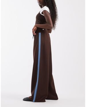 ONLY Pantalon large avec bande latérale bleue - Marron