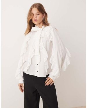 Sister Jane Camisa Blanca Con Lazo Al Cuello Y Ribetes Bordados De - Blanco