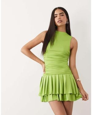 Aria Cove Vestido Corto Verde Amarillento Ceñido Sin Mangas Con Cuello Alto, Cintura Fruncida Y Volantes