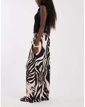 ASOS Pantalón Elástico Con Bajo De Volante Y Estampado Animal - Blanco