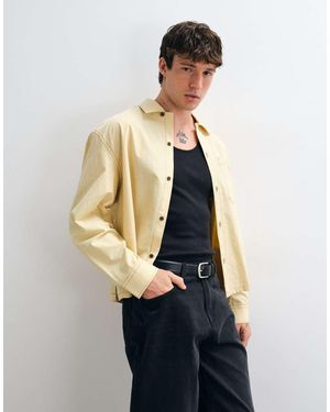 ASOS Camicia Squadrata Oversize Con Badge Sul Petto - Bianco