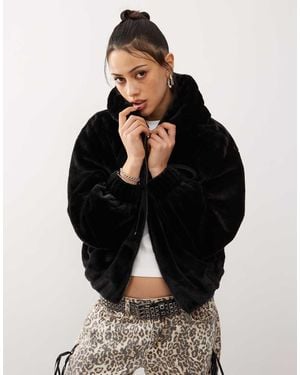 Karlkani Chaqueta Negra Con Capucha, Cremallera Y Logo De Firma Metalizado De Piel Sintética De - Negro