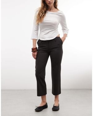 Weekday Pantalon court ajusté à rayure fine foncé - Noir