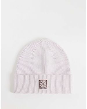 Calvin Klein Bonnet côtelé avec emblème carré en lilas - Rose