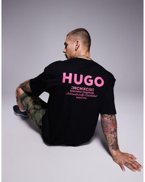 HUGO Camiseta Negra Suelta Con Logo Rosa En El Centro De - Negro