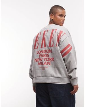 ASOS Weekend collective curve sweat-shirt à logo empilé au dos en chiné et rouge - Gris
