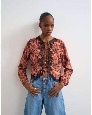 TOPSHOP – bluse mit schnürung vorne, spitzendetail und blumenmuster - Rot