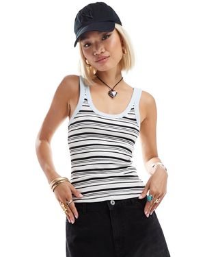 Monki Canotta Blu E Bianca Aderente A Righe Miste A Coste Con Scollo Rotondo - Bianco