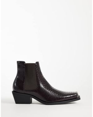 ASOS Botines Chelsea Con Tacón Cubano Y Puntera Metálica En Burdeos Efecto Cocodrilo-Rojo - Negro