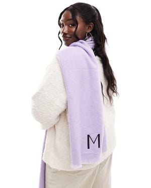 ASOS Bufanda Con Bordes Sin Rematar Y Monograma De Letra M De -Morado