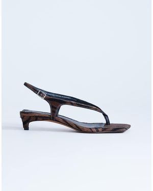 TOPSHOP Sandalias De Dedo Marrones De Tacón Medio Con Estampado De Cebra De Cuero Auténtico Con Acabado De Pelo Sunshine De - Blanco
