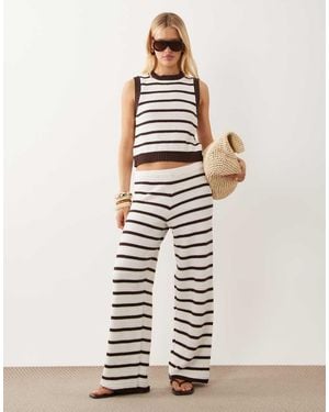 ASOS Gehaakte Gebreide Strandbroek Met Bruine Strepen, Deel Van Co-Ord Set - Wit