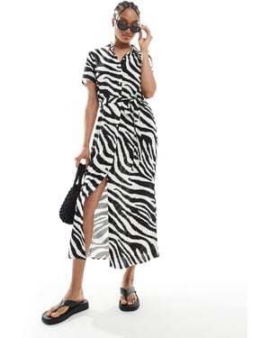 Vero Moda – easy – lang geschnittenes hemdkleid mit zebramuster und knopfleiste - Weiß