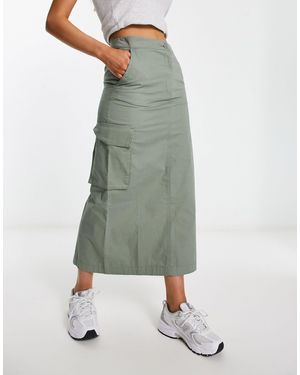 Monki Falda cargo midi con bolsillos en la parte delantera - Verde