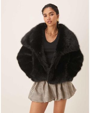 Pretty Lavish exaggerated Collar Faux Fur Coat - Black