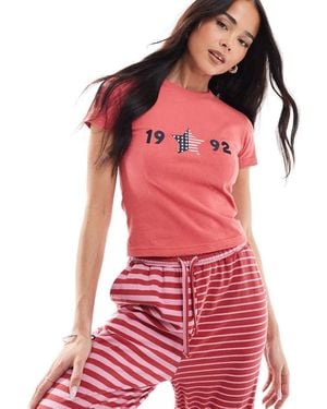 Daisy Street Camiseta Corta Roja Con Diseño Encogido Y Estampado Gráfico "1992" De (Parte De Un Conjunto) - Rojo