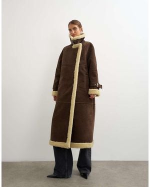 TOPSHOP Abrigo Largo Con Ribete De Borreguito Y Cuello Alzado En Marrón - Neutro