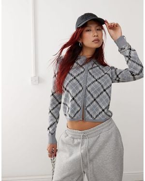 Monki – karierte jacquard-strickjacke mit knopfleiste - Blau