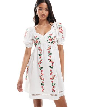 Miss Selfridge Robe babydoll courte et brodée - Blanc