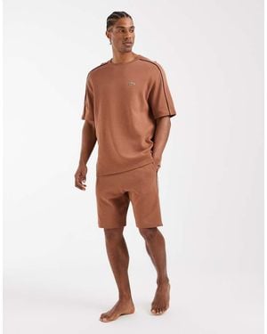 Lacoste Conjunto De Estar Por Casa De Camiseta Y Pantalones Cortos De Tejido Gofrado - Neutro