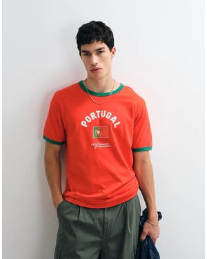Levi's Camiseta Roja De Estilo Retro Con Ribetes Y Estampado "Portugal" - Rojo